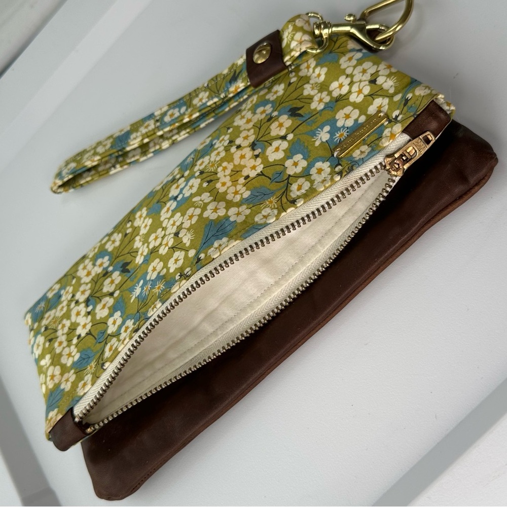 Handmade Durable WRISTLET Clutch 9” X 5” Soft LEATHER & CLOTH Dogwood Floral USA - Picture 5 of 10